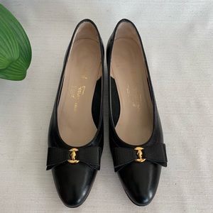Salvatore Ferragamo Boutique Vintage Black
Leather Bow Pumps Woman’s 8AA